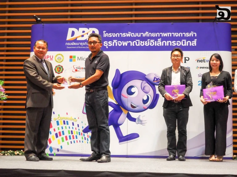 จิตรกร คำทุ่น รับรางวัลพัฒนา e-Commerce ออกแบบยอดเยี่ยม ด้านการนำเสนอธุรกิจ ปี 2558 ของ plantoys.com จากกรมพัฒนาธุรกิจการค้า